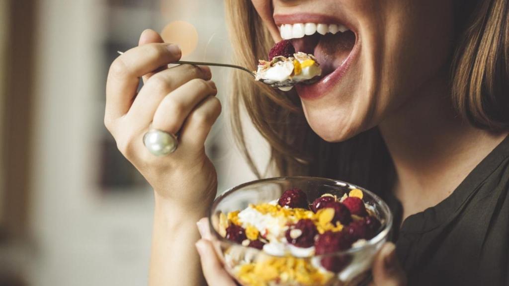 Mujer desayunando.