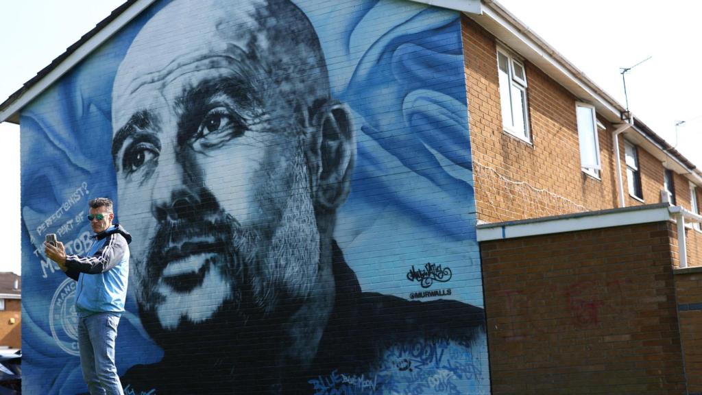 Mural de Pep Guardiola en los alrededores del Etihad Stadium