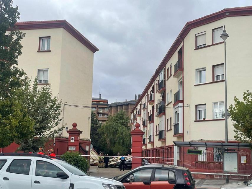 Imagen del tejado tras caer a un patio interior de un edificio de la calle Recondo