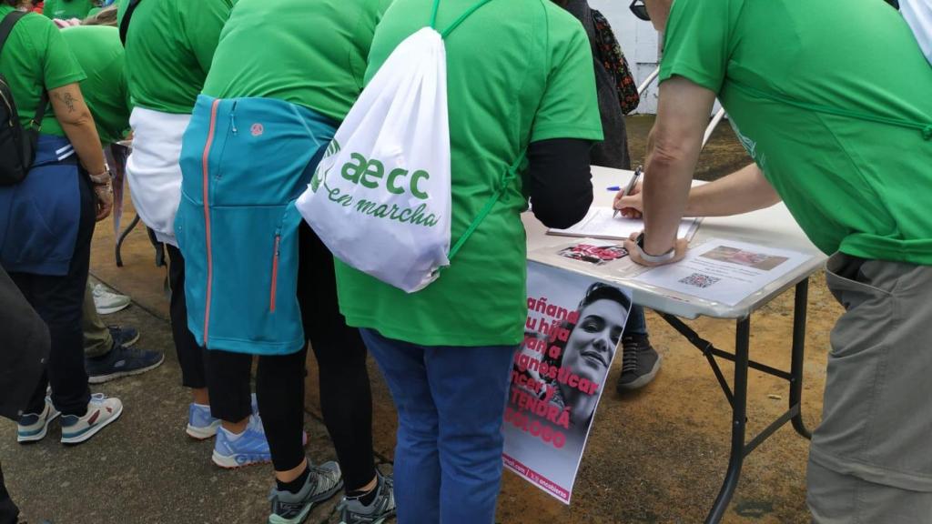 Recogiendo firmas para pedir oncólogos en el Hospital del Bierzo