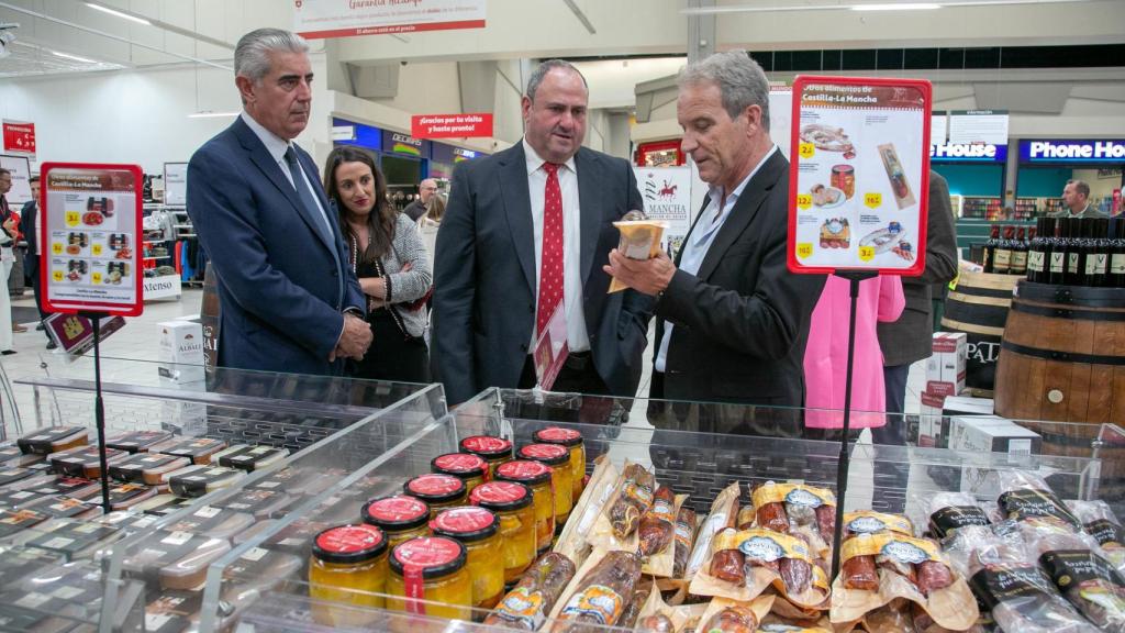 Un momento de la visita del consejero a las instalaciones de Alcampo en Toledo.