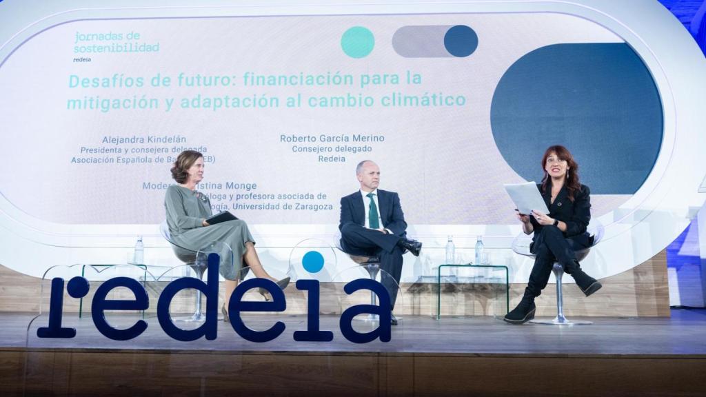 De izquierda a derecha: Alejandra Kindelán, presidenta de AEB; Roberto García Merino,  consejero delegado de Redeia; y Cristina Monge, politóloga.