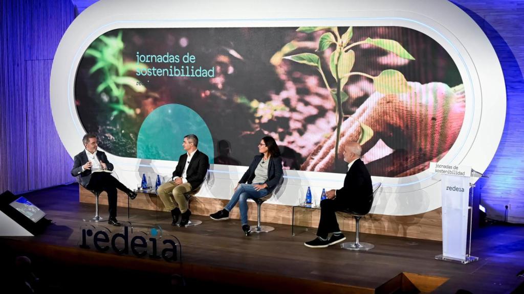 De izquierda a derecha: Manuel borja-Villel, comisario de la 35 Bienal de Sao Paulo; Miguel Ángel Herrera, alcalde de Genalguacil; Marta Espinós, directora adjunta de la Fundación Cultura en Vena; y Óscar Becerra como moderador.