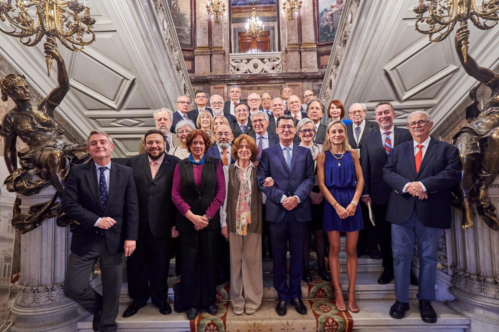 Los representantes de las distintas academias en una foto de grupo.