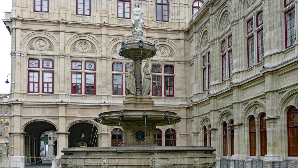 Fuente frente a la Ópera de Viena