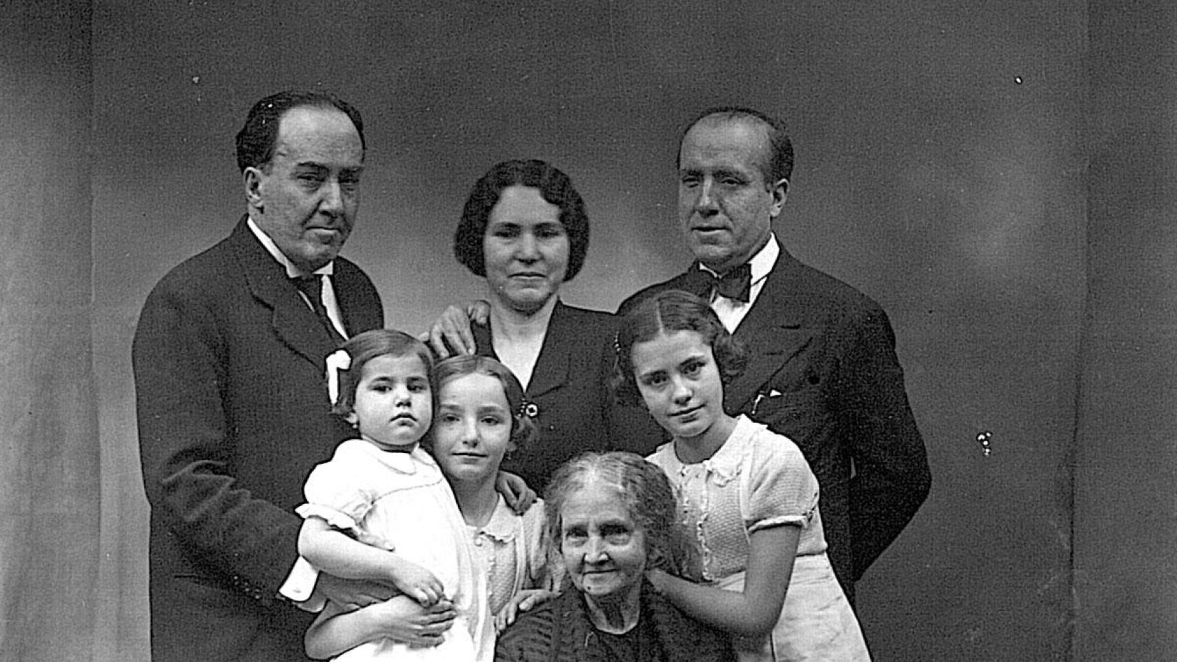 Antonio Machado con su madre doña Ana (abajo), su hermano José y la esposa e hijas de este, 1993.