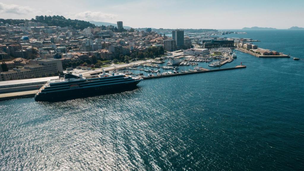 Un crucero hace escala en el puerto de Vigo.