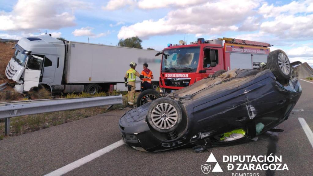 El hombre que manejaba la grúa ha fallecido y uno de los tres ocupantes del turismo ha quedado atrapado