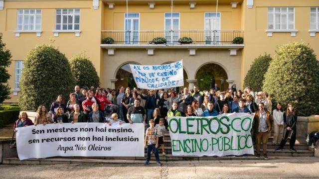 Protesta de padres y alumnos por la falta de profesorado en dos centros escolares de Oleiros