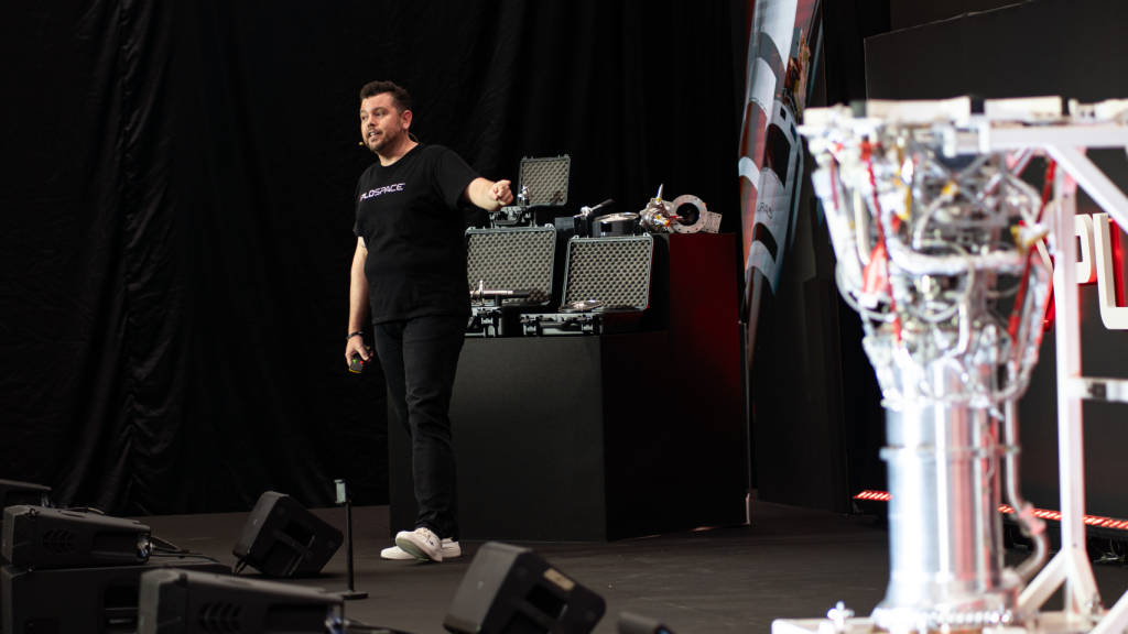 Raúl Torres, durante la presentación, señalando al motor de Miura 1