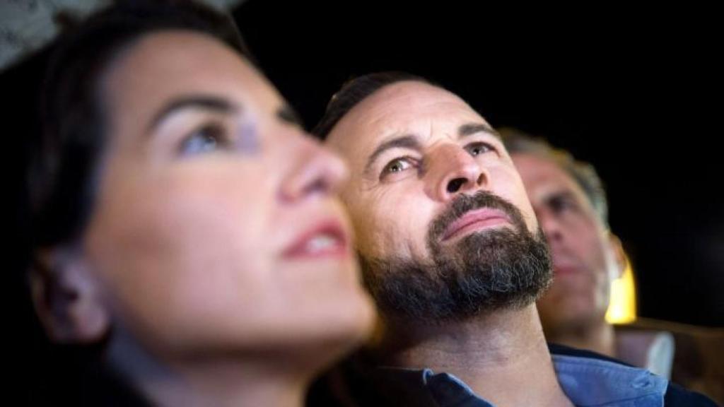 Primer plano de Santiago Abascal junto a Rocío Monasterio.