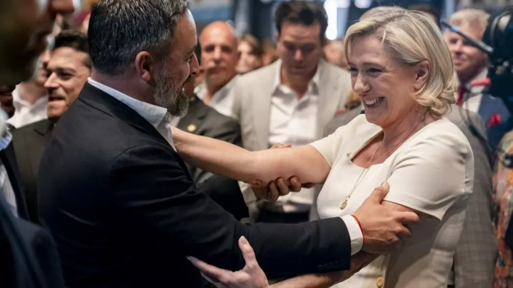 Santiago Abascal y Marine Le Pen se saludan en el acto de Vox este mes de mayo en Madrid.