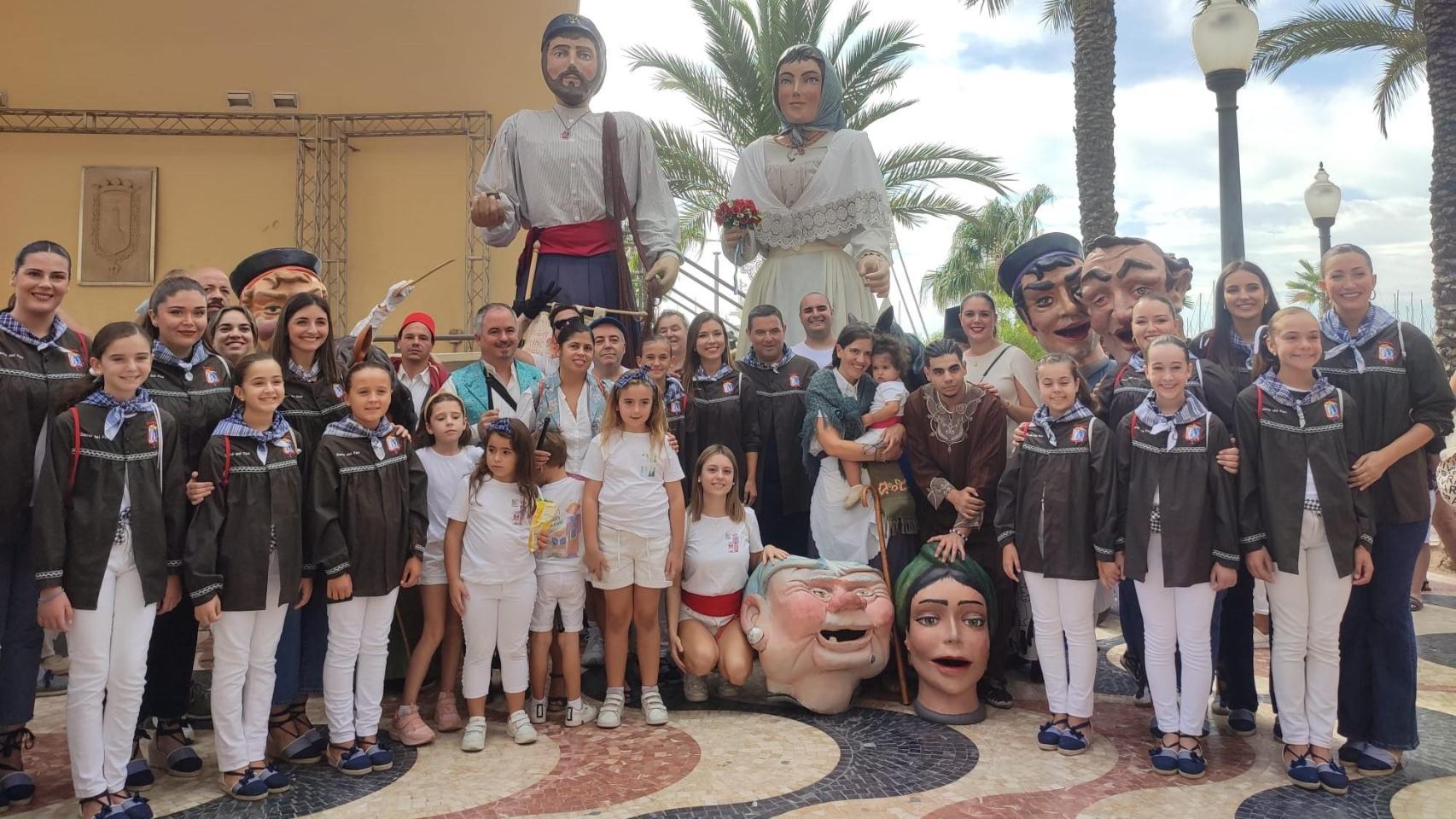 Miembros de la Federació de Fogueres, músicos y bailarines.