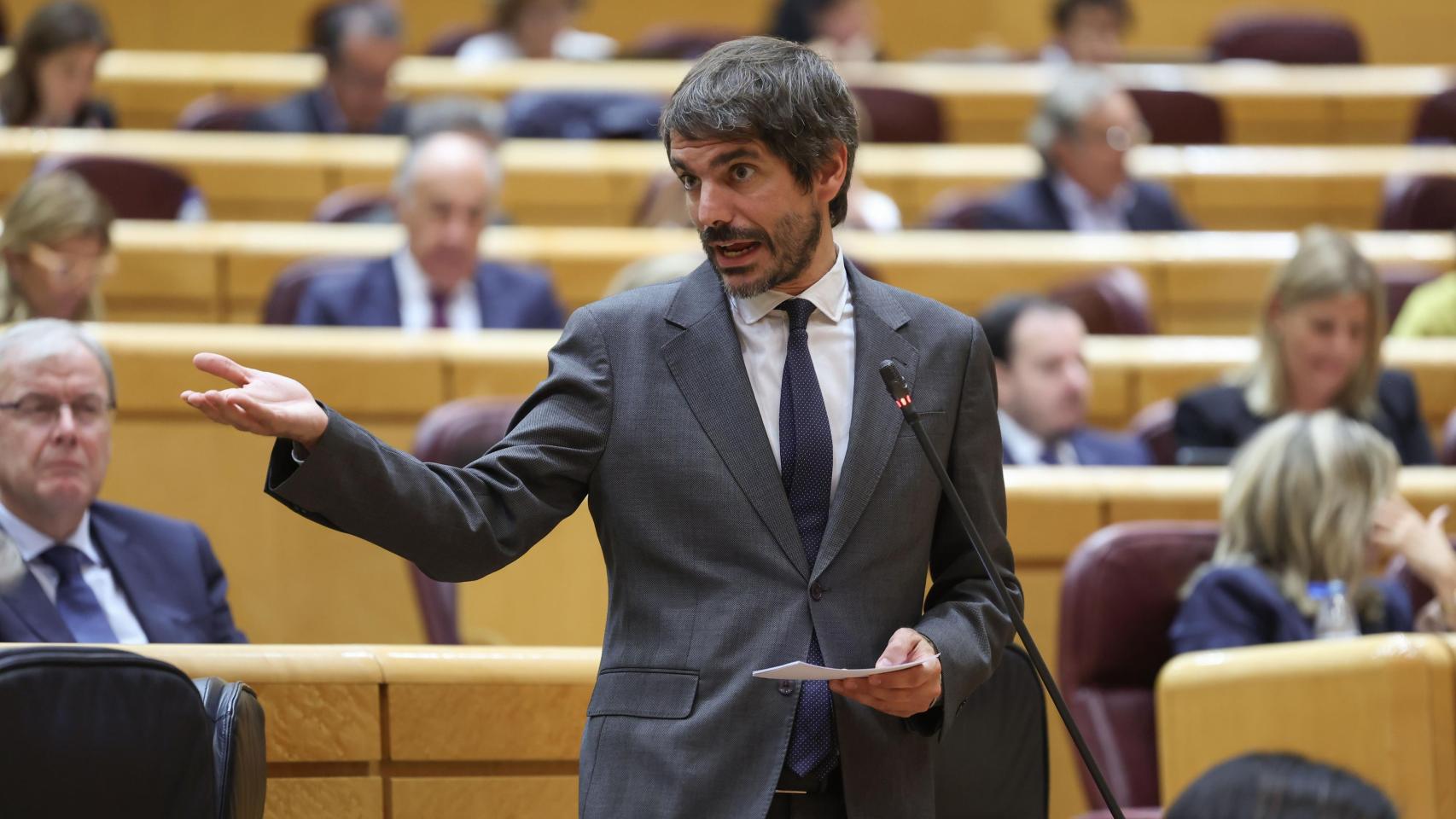 El ministro de Cultura, Ernest Urtasun, durante la sesión de control al Gobierno celebrada este martes por el pleno del Senado