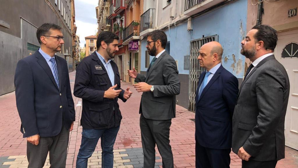 Alejandro Nolasco, portavoz de Vox en las Cortes de Aragón, y Armando Martínez, concejal del Ayuntamiento de Zaragoza, en la presentación del proyecto de la comisaría del Casco Histórico.