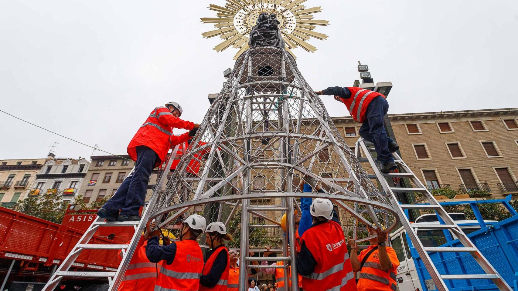 La Virgen del Pilar se colocará el viernes en lo alto de la estructura