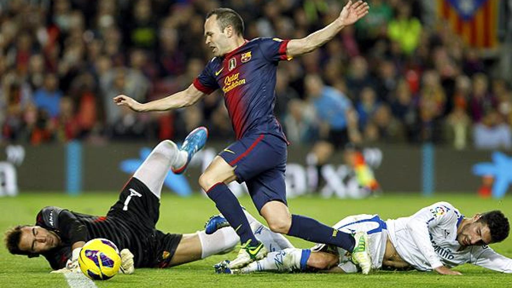 Andrés Iniesta en un duelo frente al Real Zaragoza en la temporada 2012/13.