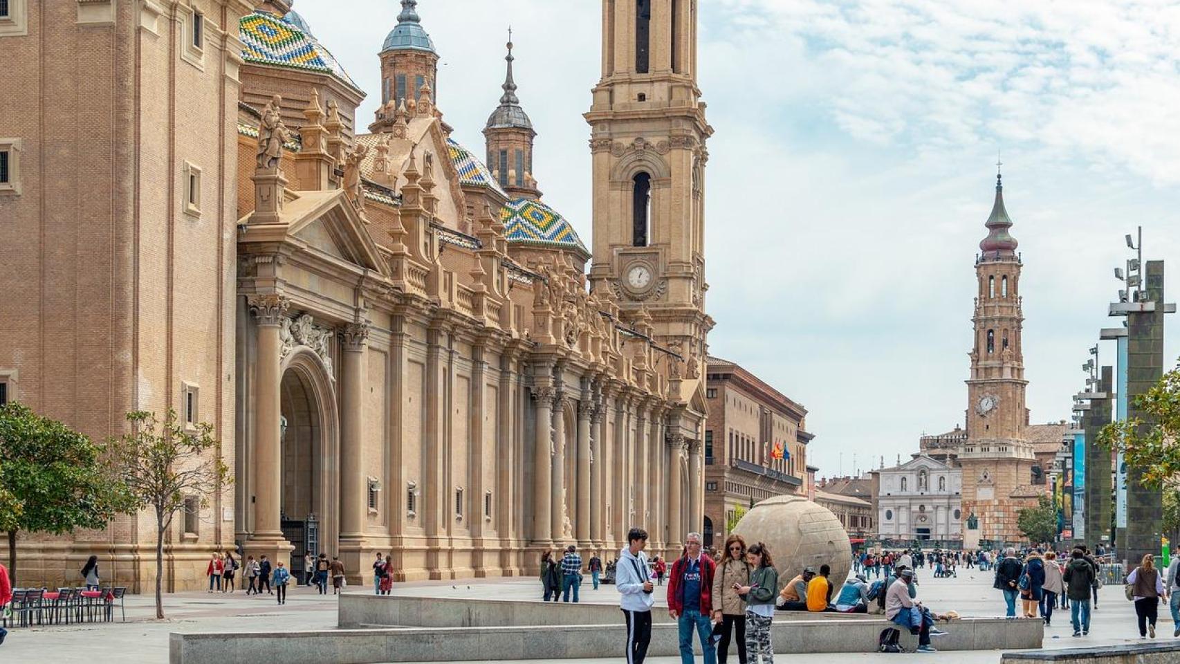 Gente en la plaza del Pilar, Zaragoza.