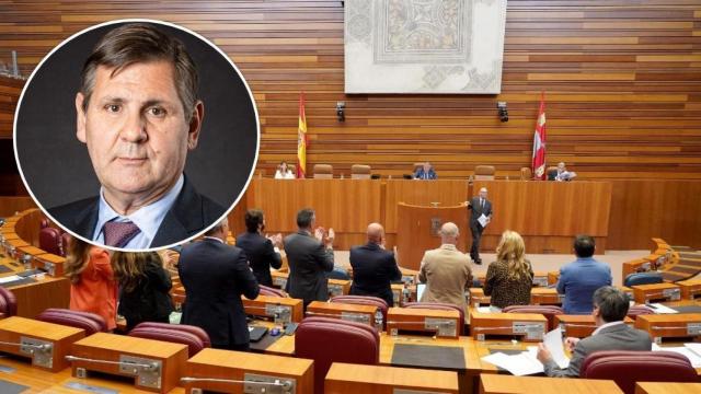 El procurador de Vox Francisco Javier Carrera y la bancada de la formación aplaudiéndole en su intervención en el último pleno, en un montaje de EL ESPAÑOL