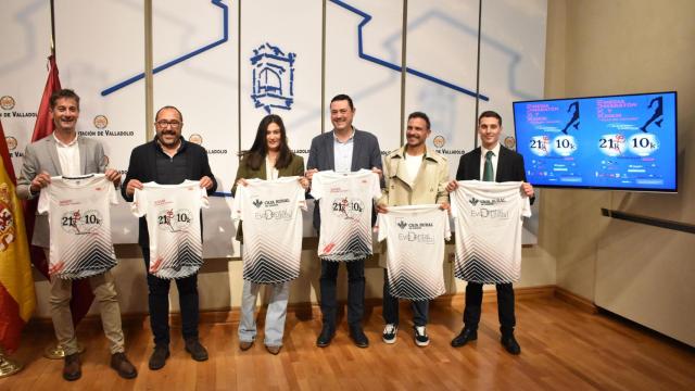 Foto de familia de la presentación de la Media Maratón y los 10K de Tordesillas