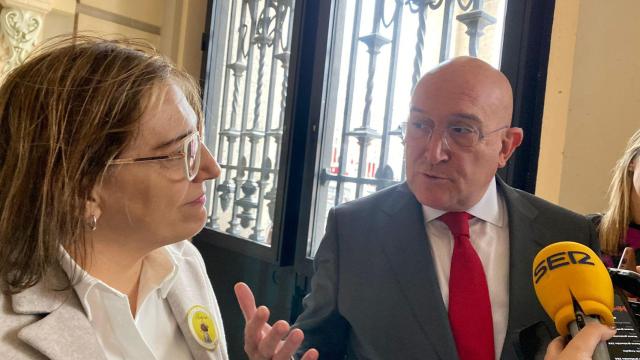 La presidenta de El Puente Salud Mental Valladolid y el alcalde de Valladolid, Jesús Julio Carnero