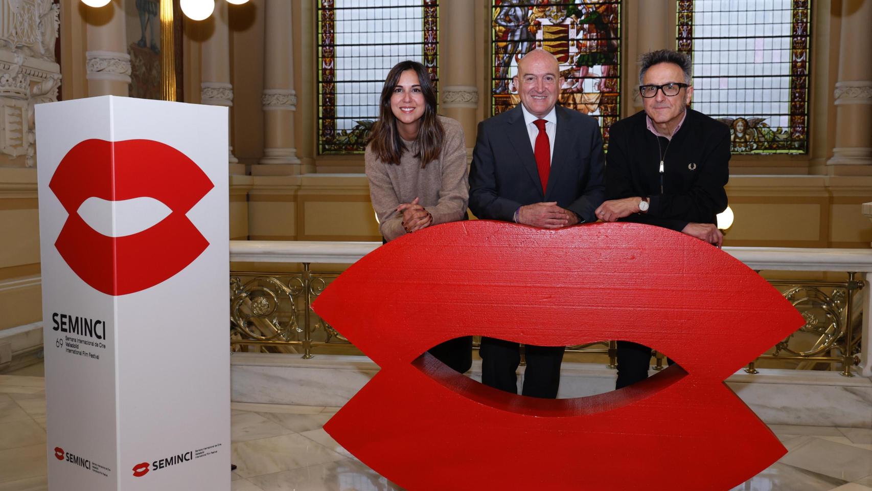 La concejala de Turismo y Marca Valladolid, Blanca Jiménez, el alcalde de Valladolid, Jesús Julio Carnero, y el director de la Seminci, José Luis Cienfuegos