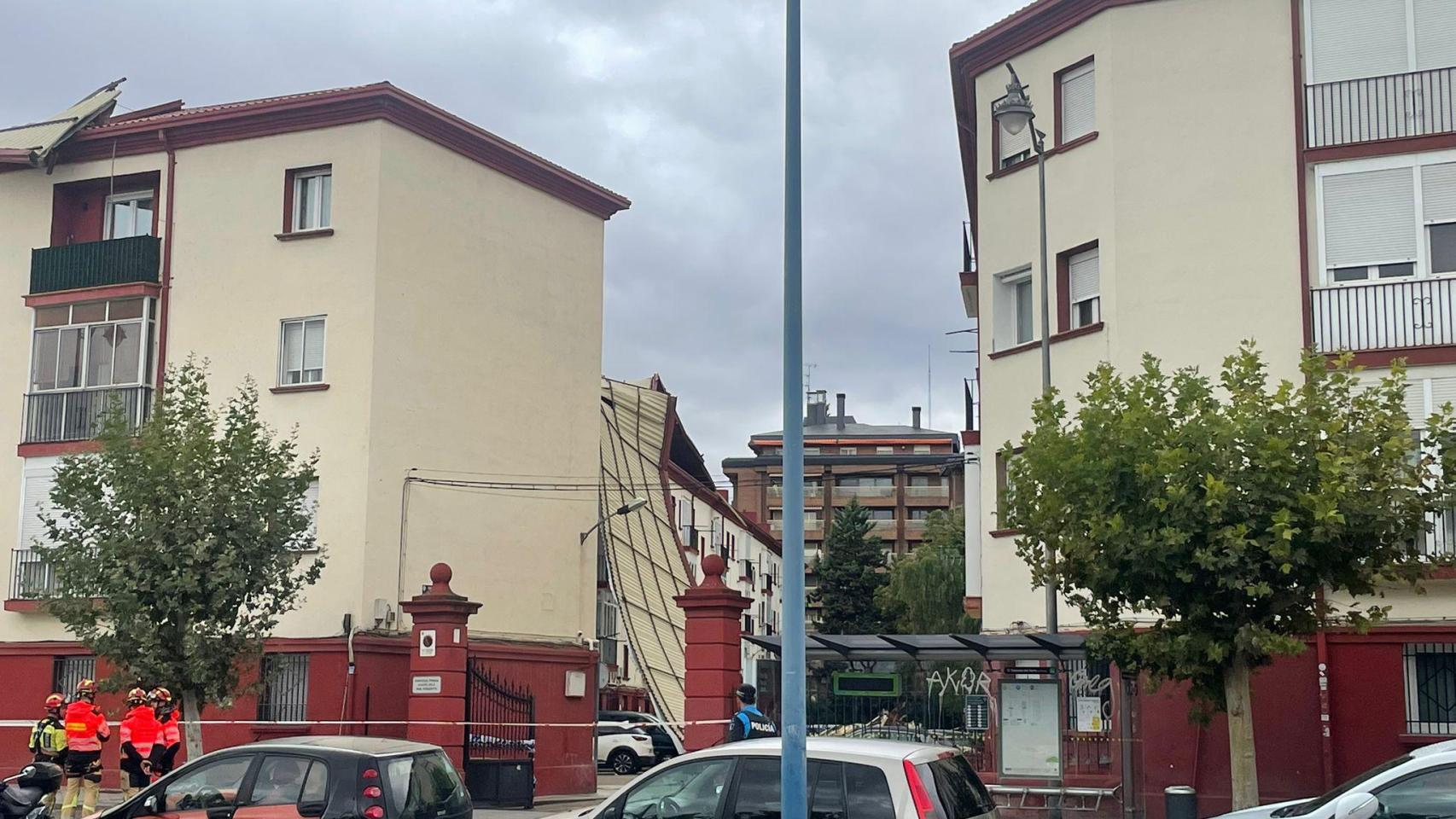 Imagen del tejado tras ser arrancado por el viento en la calle Recondo de Valladolid