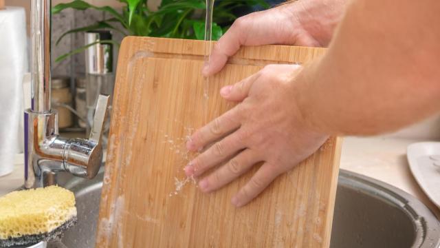 Una persona lava una tabla de madera