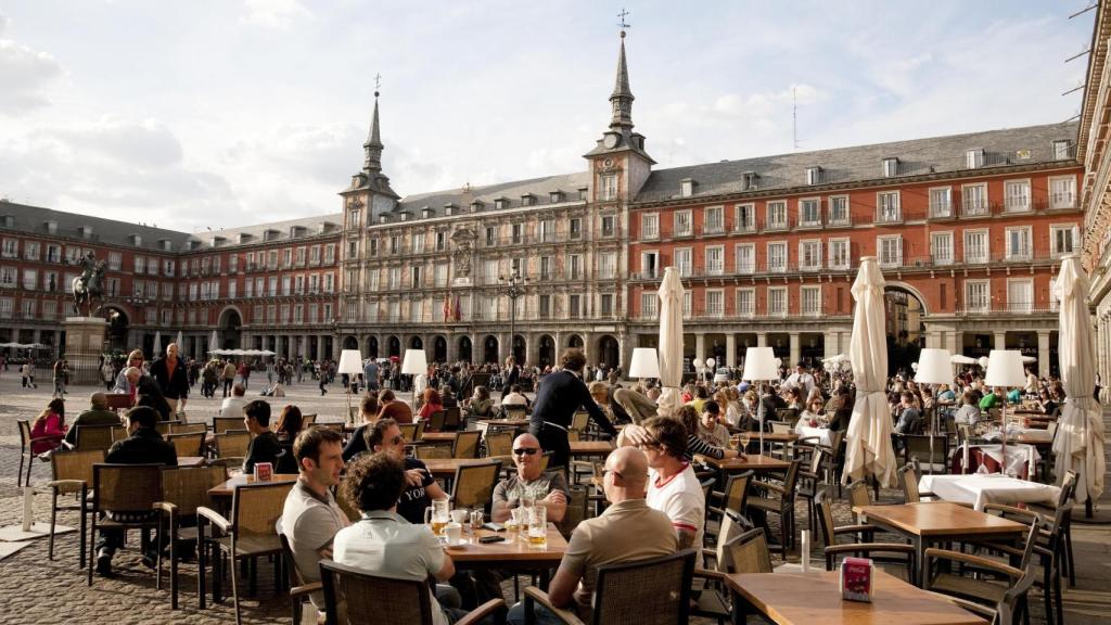 Personas comiendo en la Plaza Mayor de Madrid