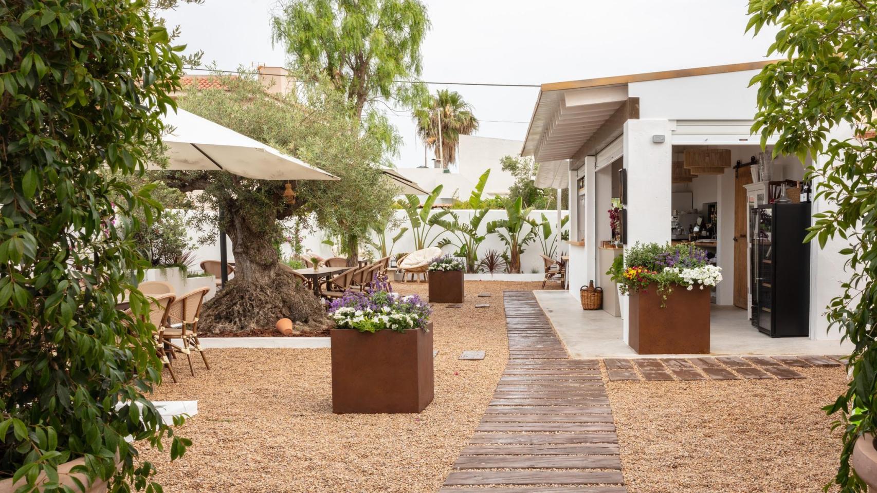 El restaurante de un pueblo de La Safor que conquista con su terraza y su fartón de figatell de sepia