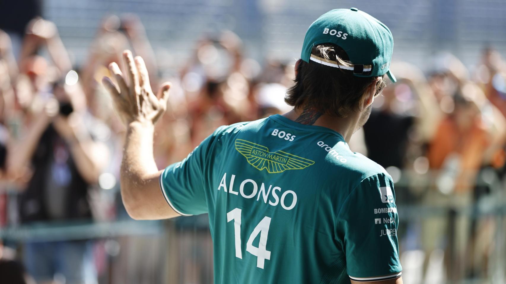 Fernando Alonso saludo a los aficionados desde el Paddock