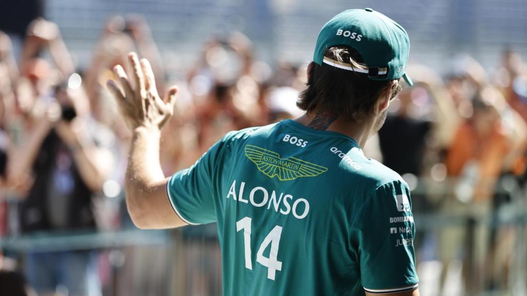 Fernando Alonso saludo a los aficionados desde el Paddock