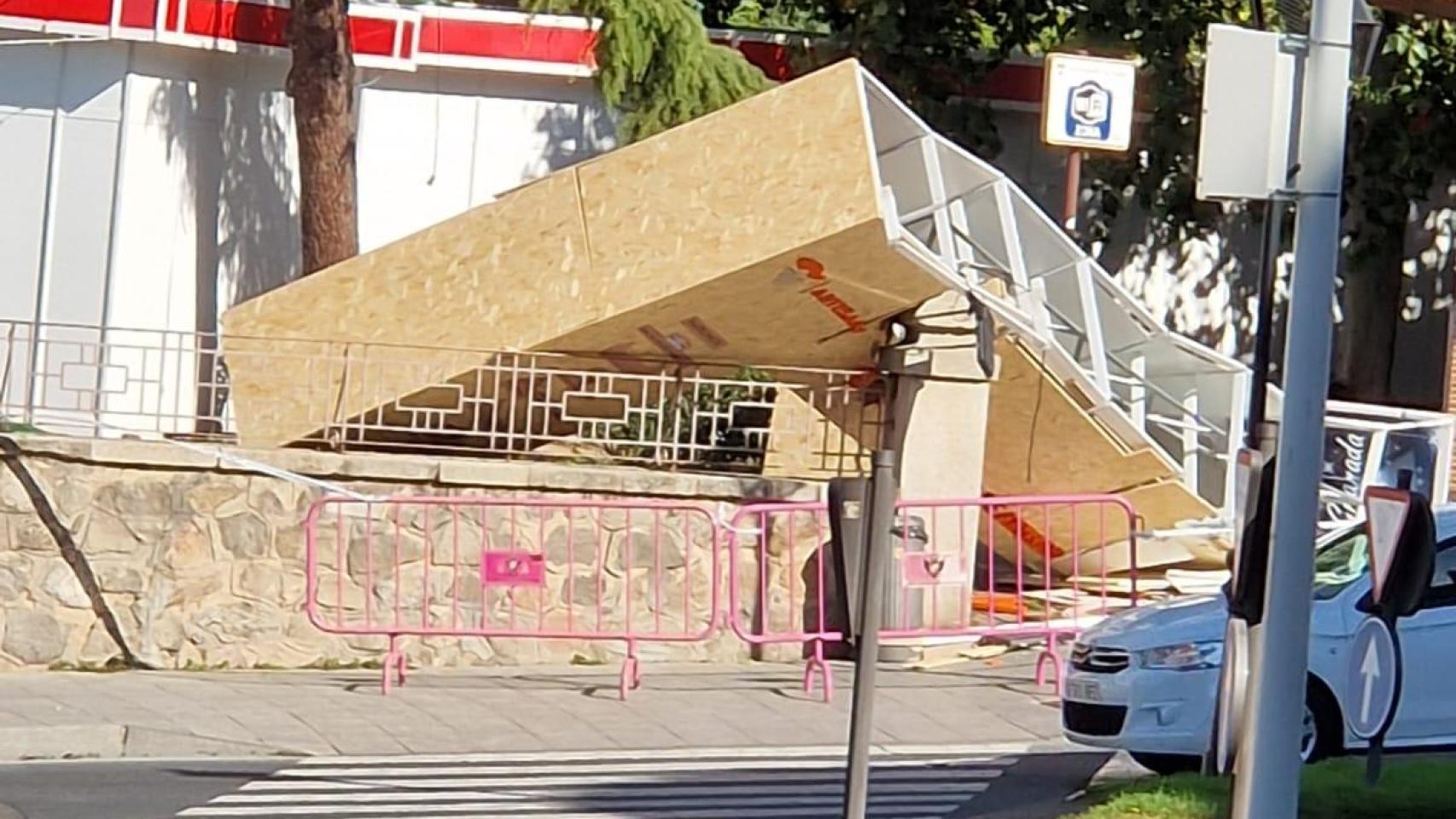 Entrada de Farcama caída por el viento.