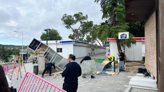 Estructura de Farcama derrumbada por el viento.