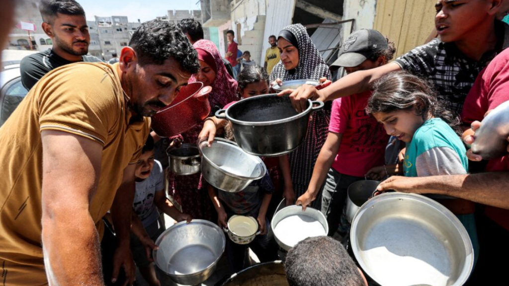 Imagen de archivo de reparto de alimentos en el sur de la Franja de Gaza.