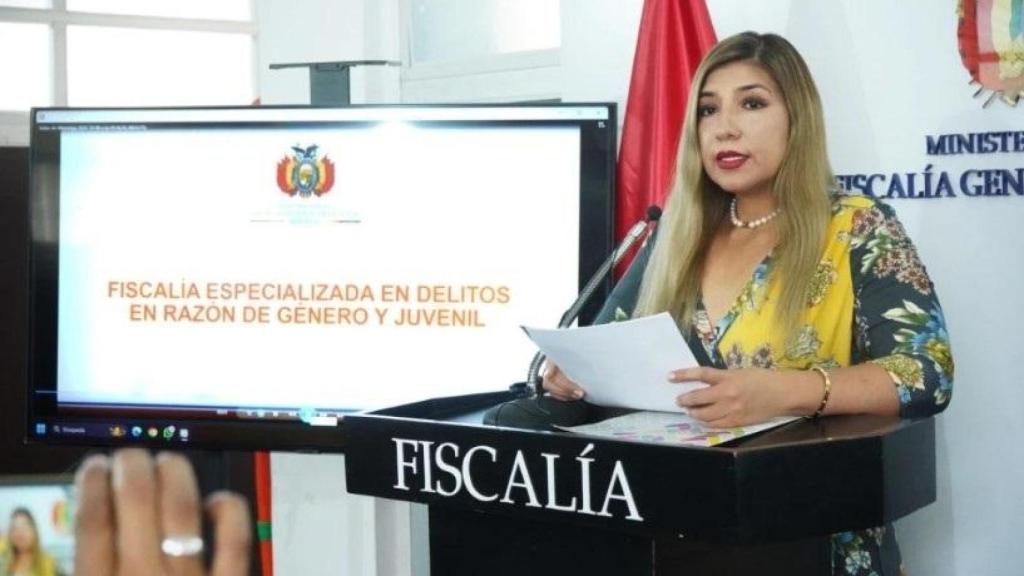 La directora de la Fiscalía Especializada en Delitos de Razón de Género y Juvenil de Bolivia, Alejandra Rocha, anunciando la detención.