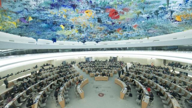 La sala del Consejo de DDHH de Naciones Unidas en Ginebra, cuya cúpula es obra del escultor español Miquel Barceló.