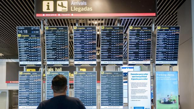 Un hombre observa el panel de llegadas de vuelos en la terminal 1 del aeropuerto Adolfo Suárez Madrid-Barajas.