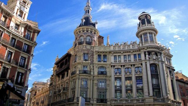 Edificio Meneses y la Casa de Tomás Allende.