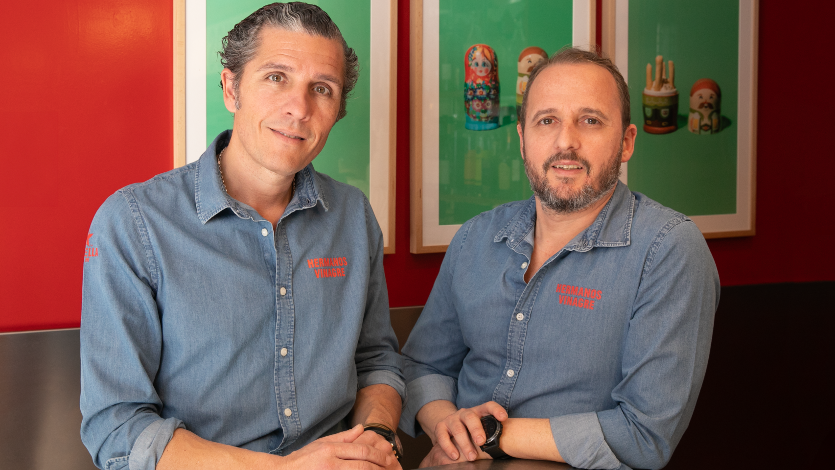 Enrique (izquierda) y Carlos Valentí, en su bar Hermanos Vinagre de Cardenal Cisneros.