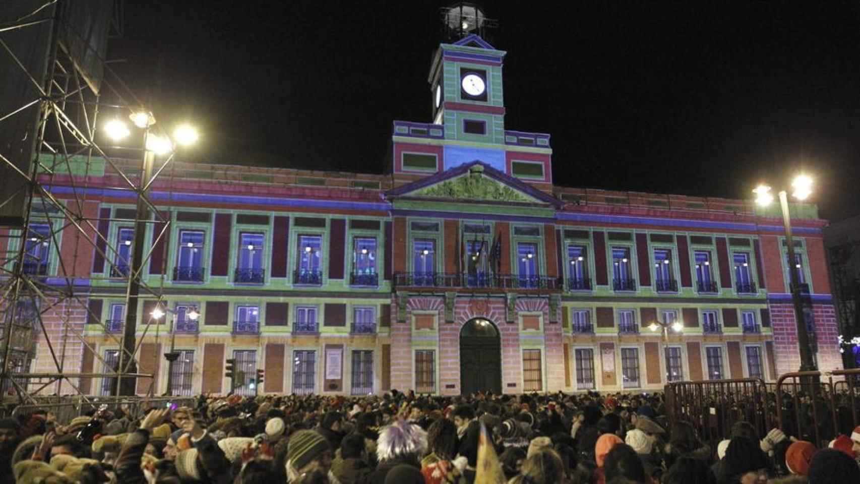 Vista general de la Puerta del Sol de Madrid llena de gente.