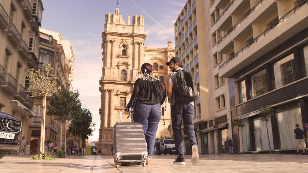 Dos turistas, de camino a la Catedral de Málaga.