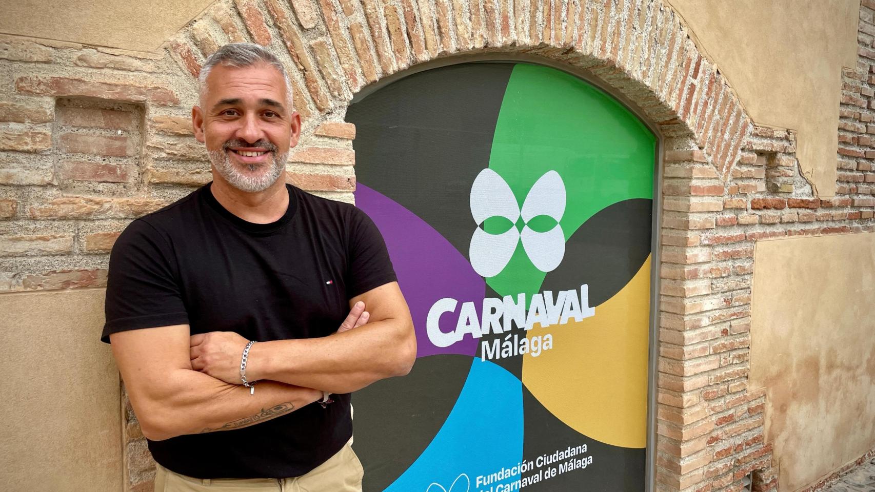 Luis Bermúdez posa en el exterior de la Casa del Carnaval de Málaga.