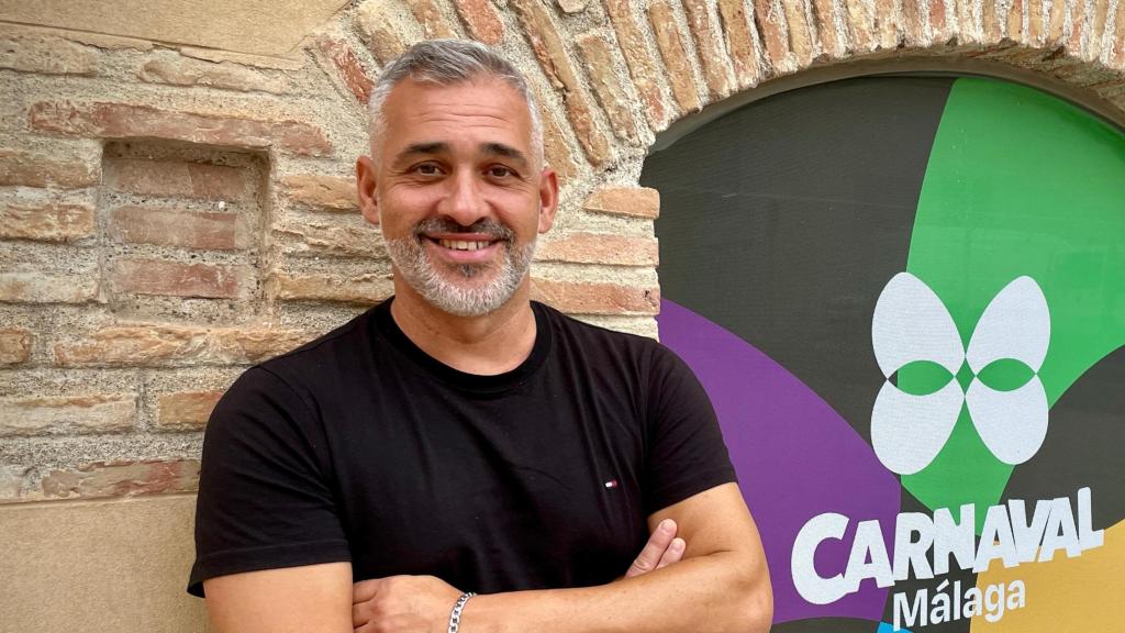 Luis Bermúdez posa en el exterior de la Casa del Carnaval de Málaga.