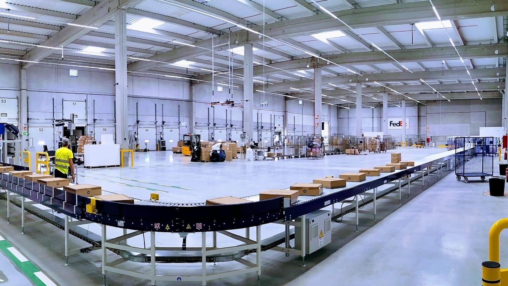 Interior del nuevo almacén de FedEx en Málaga.