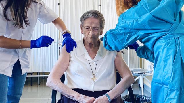 Margarita García, una mujer de 89 años, vacunándose de gripe y COVID en Málaga.