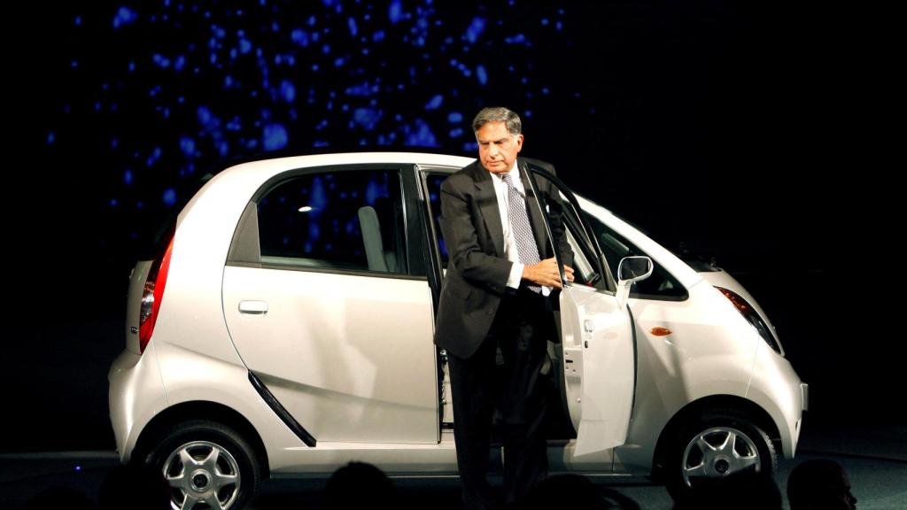 , Ratan Tata , sale del nuevo automóvil Nano de la compañía durante su lanzamiento el 10 de enero de 2008.