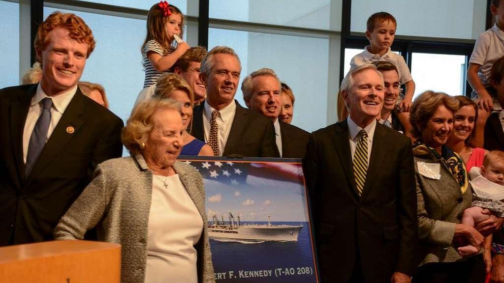 La familia Kennedy, con Ethel Kennedy en el centro de la imagen, posando en 2016.