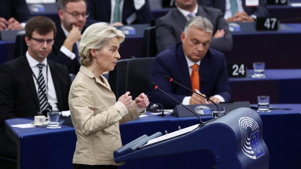 La presidenta de la Comisión, Ursula von der Leyen, y el primer ministro húngaro, Viktor Orbán, durante el debate de este miércoles en la Eurocámara