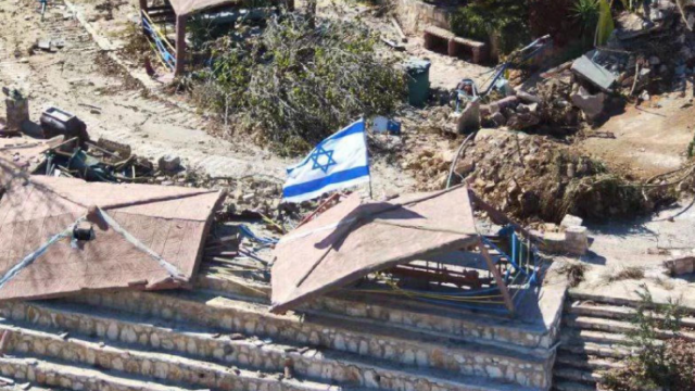 La bandera israelí en el pueblo fronterizo libanés de Maroun el-Ras.